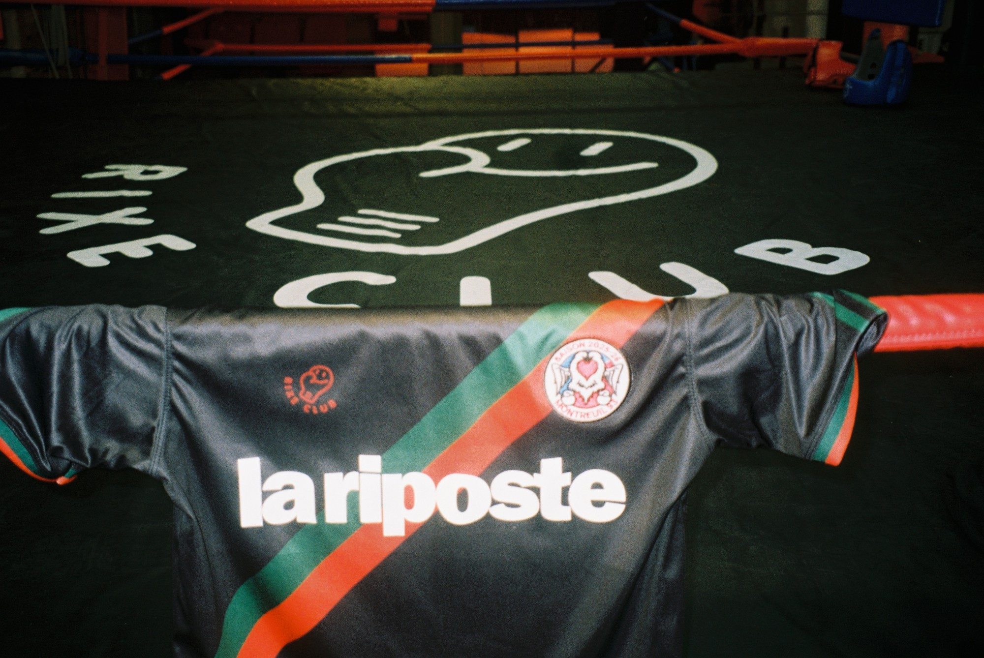 Maillot Rixe Club x La Riposte posé sur le ring du club